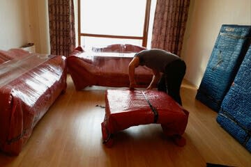 paketleme yapılırken ev eşyaları